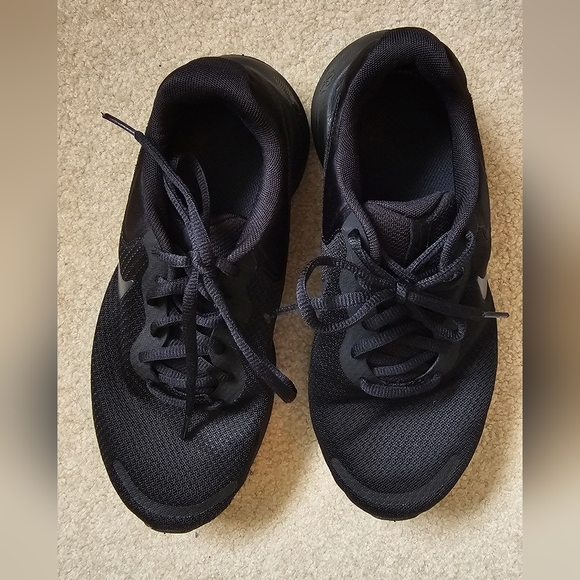 Women's Nike Revolution Black Running Shoes - Excellent Condition - Picture 4 of 7